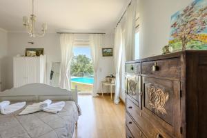 Postel nebo postele na pokoji v ubytování Villa Olea Corfu Luxury Villa with Infinity Pool & Panoramic Views near Achillion Palace + 34 fotografií