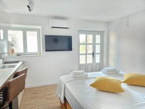 Ένα ή περισσότερα κρεβάτια σε δωμάτιο στο Hedonist Hvar with jacuzzi