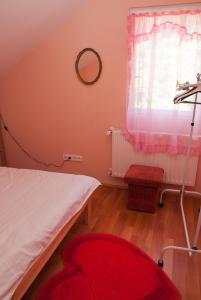 バダチョニトマイにあるKincsem Apartmanの小さなベッドルーム(ベッド1台、窓付)