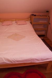 Postel nebo postele na pokoji v ubytování Kincsem Apartman