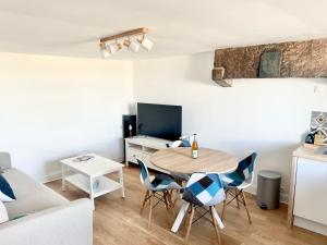 Μια τηλεόραση ή/και κέντρο ψυχαγωγίας στο Jolie maison bretonne à 2 pas de Lannion et des plages