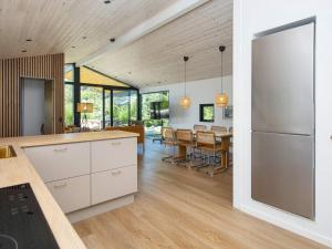 una cocina abierta y comedor en una casa en 6 person holiday home in Glesborg-By Traum, en Glesborg