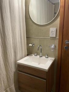 un baño con lavabo y espejo en El departamento esperado en el Sur - Edificio Loretta I, en San Martín de los Andes