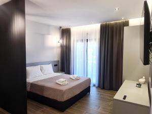 une chambre avec un lit avec deux serviettes dessus dans l'établissement Agnanti-apartments, à Nikiti