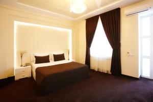 a bedroom with a bed and a window at Central Park Apartments in Chişinău