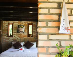a room with two beds in a brick wall at Casa Maresia Ilha do Guajiru in Itarema