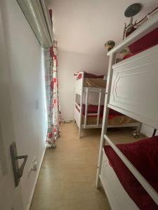 ein kleines Zimmer mit einem Etagenbett und ein Schlafzimmer mit einem Etagenbett in der Unterkunft Blumar Eldome in Ain Suchna + 8 Fotos