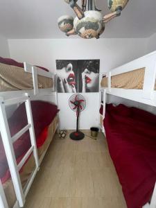 Zimmer mit 2 Etagenbetten und einem Ventilator in der Unterkunft Blumar Eldome in Ain Suchna