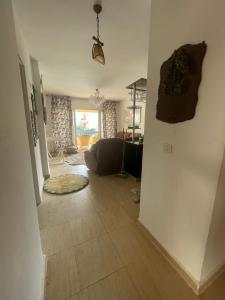 ein Wohnzimmer mit einem Sofa und Fliesenboden in der Unterkunft Blumar Eldome in Ain Suchna