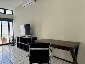 Una televisión o centro de entretenimiento en MA1100 loft