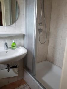 Koupelna v ubytování Ferienhaus direkt am Binnensee mit eigenem Steg