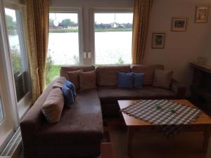 Posezení v ubytování Ferienhaus direkt am Binnensee mit eigenem Steg