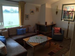 Posezení v ubytování Ferienhaus direkt am Binnensee mit eigenem Steg + 14 fotografií