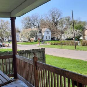 Κήπος έξω από το Located 1 mile from Downtown and Knox College