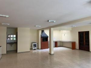 an empty room with a kitchen and a stove at Recanto no Caribe in Arraial do Cabo
