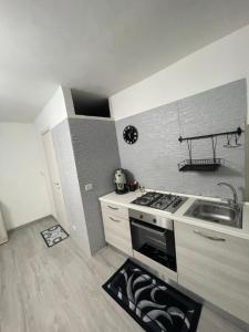 kuchnia z kuchenką i zlewem w obiekcie House Napoli w mieście Neapol