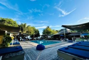 una piscina con sedie blu e cielo blu di Blue Lagoon Beach Resort a Nacula Island