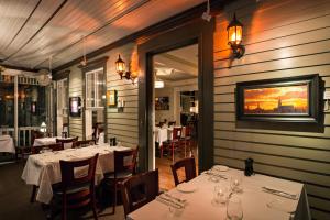 Crowne Pointe Historic Inn Adults Only tesisinde bir restoran veya yemek mekanı
