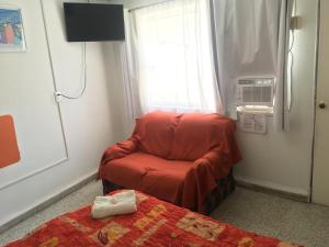TV a/nebo společenská místnost v ubytování Habitacion con aire acondicionado y sofa en Departamento en el Centro Estacionamiento