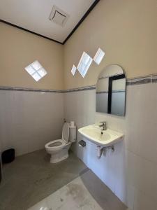 Ένα μπάνιο στο Pucuk Bali Guest House Canggu