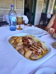 een bord eten op een tafel bij You have to love Amarante in Amarante