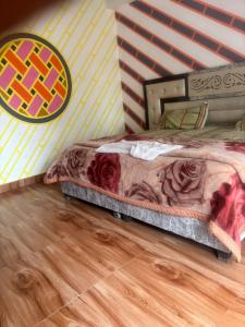 卡绍利Magic View Guest House的带床和木地板的卧室