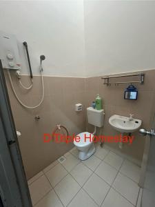 BembanにあるD'Triple Homestay Bandar Jasin Bestari Jasin Melakaのトイレと洗面台付きのバスルーム