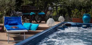 una piscina d'acqua con sedia e sedia di Il Giardino dell'Arte ad Anacapri
