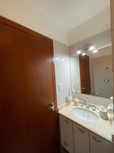 圣罗莎Departamento Urquiza II的带水槽和大镜子的浴室