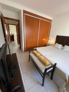 Departamento Urquiza II客房内的一张或多张床位