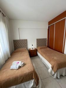 Departamento Urquiza II客房内的一张或多张床位