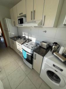 Departamento Urquiza II的厨房或小厨房