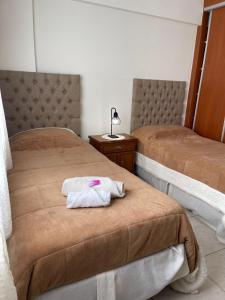 圣罗莎Departamento Urquiza II的酒店客房,配有两张床,床上配有毛巾 更多8张照片