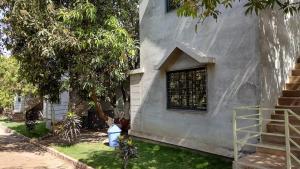 Um jardim no exterior de Gir Enjoy Forest Resort