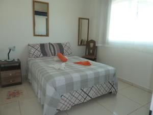 a bedroom with a bed and a window and a mirror at Apartamento 150m da praia de Canoa Quebrada in Canoa Quebrada +30 photos