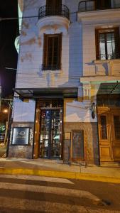 un edificio all'angolo di una strada di En el Corazón de La Paz, nuevo, cómodo y tranquilo departamento a La Paz