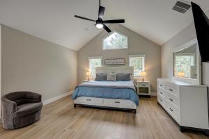 Un dormitorio con una cama y un ventilador de techo. en Luxury 4 BR 45 BA Home w Double Master Suites private pool Sea Pines Resort Gorgeous views, en Hilton Head Island 47 fotos más