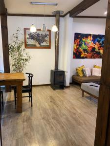 sala de estar con mesa y fogones. en Pucon Villarrica Aldea Molco, en Molco 17 fotos más