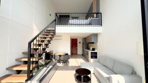 Χώρος καθιστικού στο The R Apartments Pererenan