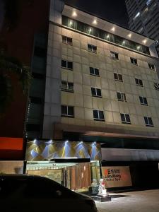 Budova, kde se kapslový hotel nachází