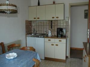 una cucina con tavolo e panna blu di Haus Bärnthaler a Faak am See