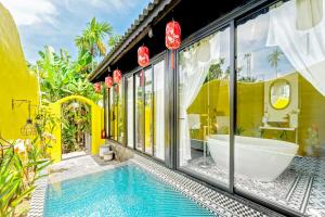 une salle de bain avec une baignoire et une baignoire dans l'établissement Rosie Countryside villa- 1BR retreat, à Hiếu Nhơn