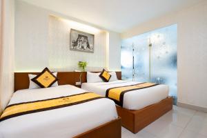 Postel nebo postele na pokoji v ubytování Golden Star Hotel