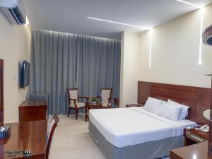 Postel nebo postele na pokoji v ubytování Al Jabal Hotel