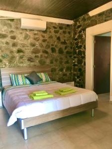 Un dormitorio con una cama con toallas. en Nefeli House, en Kato Platres