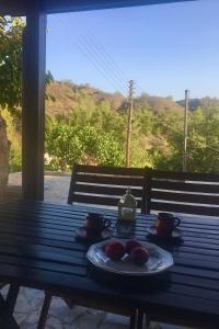 una mesa con un plato de fruta encima en Nefeli House, en Kato Platres