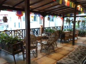 un patio con sedie e tavoli su un balcone di Hong Si Hotel- A Home Away from Home a Kathmandu