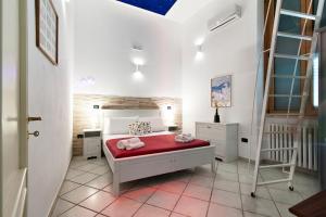 una camera con un letto e una scala di San Giusto 21 - Lecce Selection a Lecce