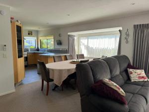 Khu vực ghế ngồi tại Lakewood Lodge +6 ảnh