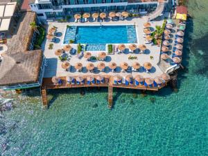 Бассейн в Manolya Hotel или поблизости